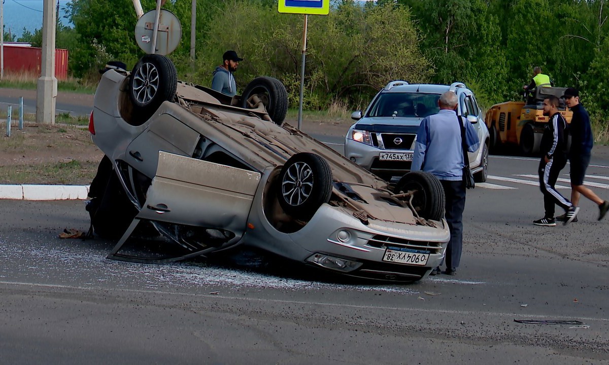 В Братске перевернулся автомобиль