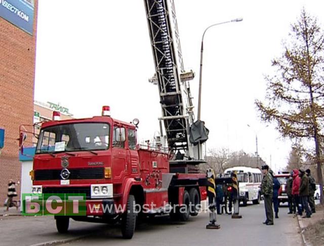 Пожарные Братска испытывают высотную автолестницу