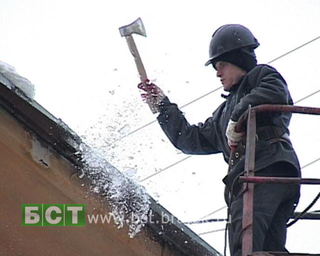Впервые за несколько лет в Братске зимой сбивают с крыш сосульки