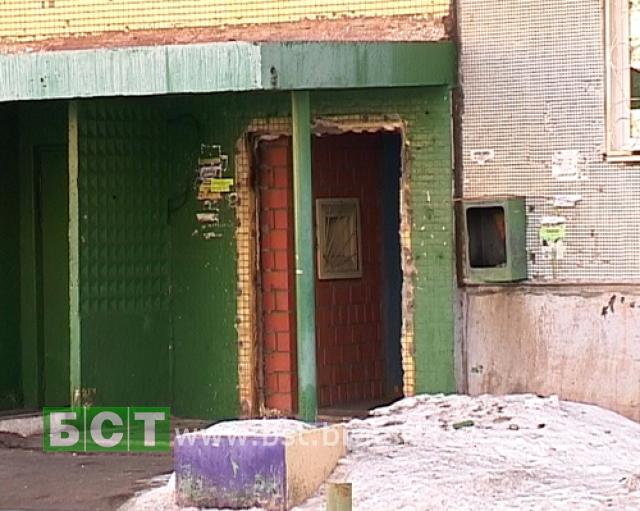 Без подъездной двери остались жильцы дома по улице Рябикова