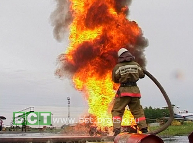 Состязания пожарно-спасательных команд братского аэропорта