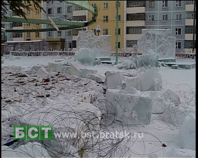 Скульптуры ледового городка вывезут за город