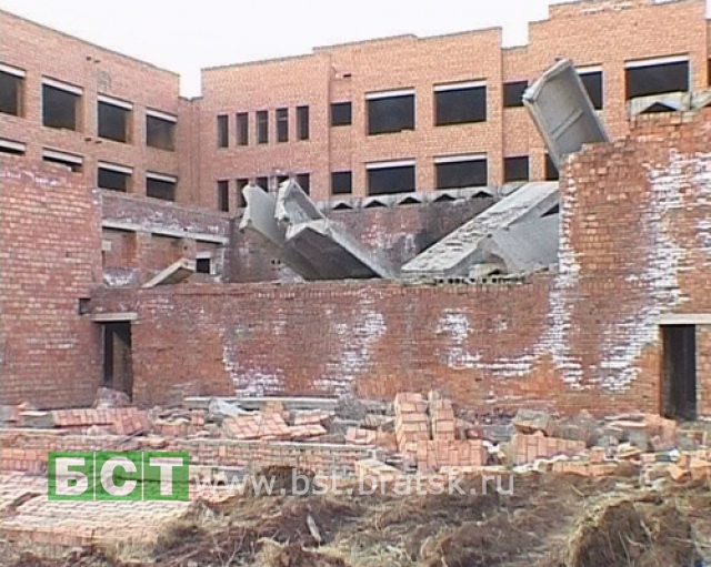 В здании недостроенной школы произошел обвал перекрытия