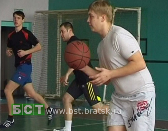 Саночник Евгений Воскресенский играет в баскетбол 
