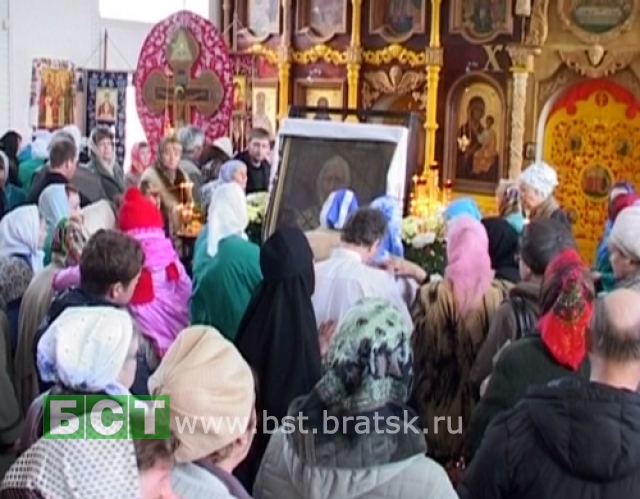 Тысячи прихожан смогли увидеть икону Николая Чудотворца