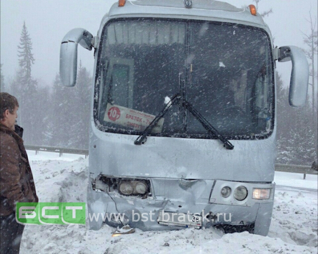 В Братске пассажирский автобус попал в аварию