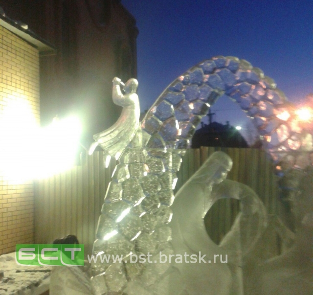 Возле собора Рождества Христова в Братске появилась скульптурная композиция изо льда