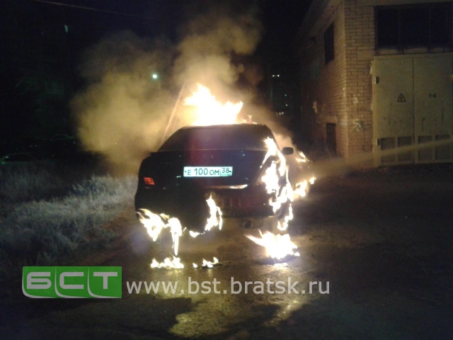В Центральном округе Братска ночью сгорела иномарка