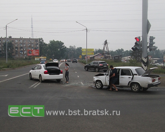 ГИБДД ищет очевидцев аварии на перекрёстке Пихтовой и Вилюя