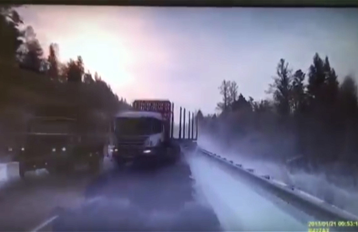 В Интернете появилось видео аварии автобуса "Усть-Илимск-Братск" с лесовозом