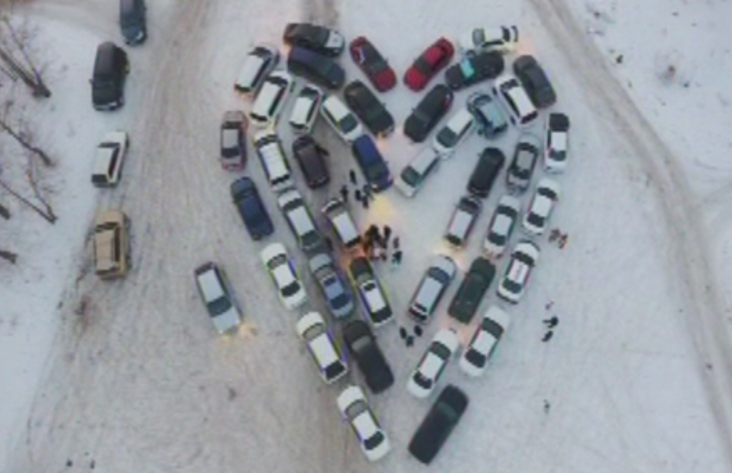 Иркутские автовладельцы соорудили сердце из машин