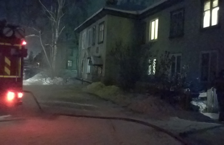 В Братске эвакуировали 8 человек из горящего дома