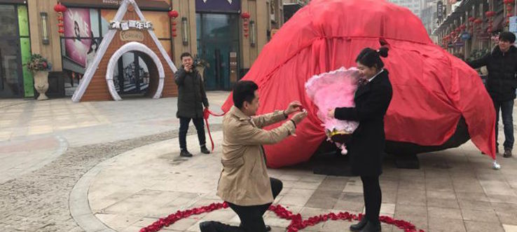 Китаец подарил невесте 33-тонный камень