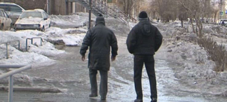 Резкие перепады температур мешают братским коммунальщикам и дорожной службе сделать тротуары безопасными