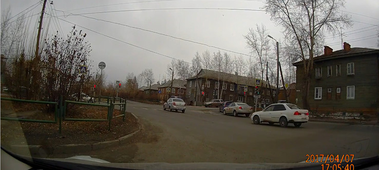 Ведомственная машина в Братске проигнорировала красный сигнал светофора