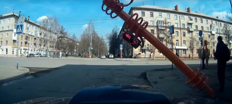 В Кемерово мужчина уронил светофор. Исключительно из благих намерений