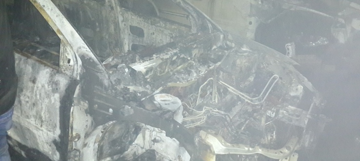 На промплощадке в Падуне сгорели две иномарки