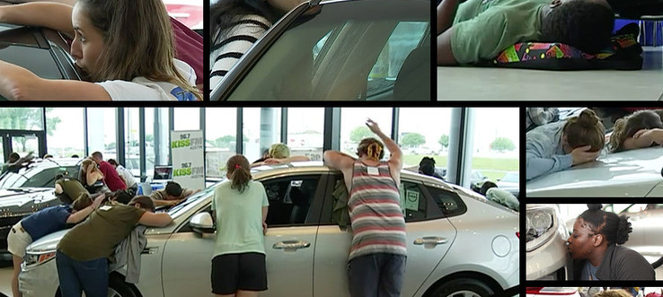 Ради нового седана американка 50 часов целовала машину