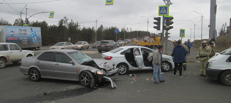 Три человека пострадали в аварии на перекрестке «Вилюя» и улицы Пихтовой