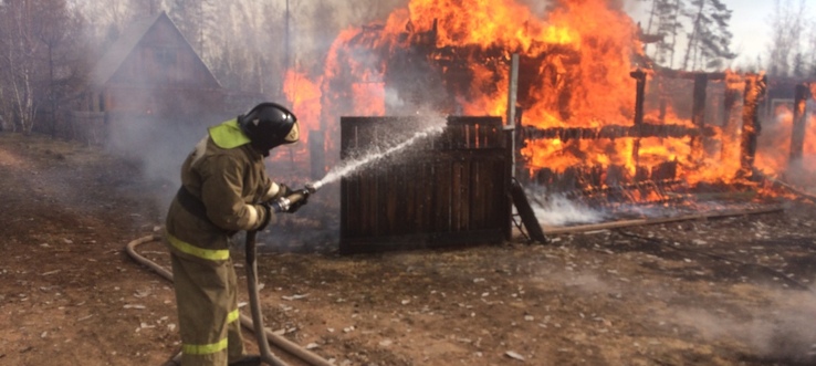 В Братске сгорели два дачных дома. Есть пострадавшие