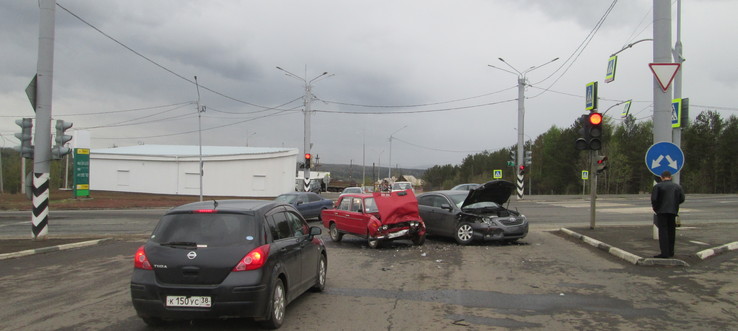 Два автомобиля столкнулись на перекрёстке улицы Пихтовой с федеральной трассой