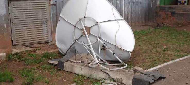 В Братске с крыши пятиэтажки снесло спутниковую тарелку