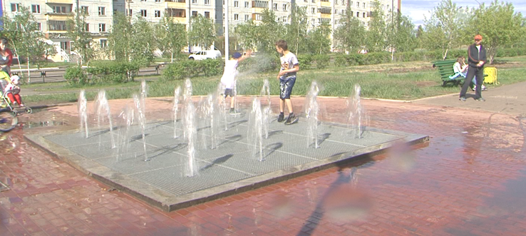 Тротуарный фонтан на улице Крупской вновь радует юных братчан