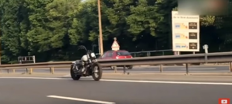 ВИДЕО: Во Франции по дороге катался мотоцикл без водителя 
