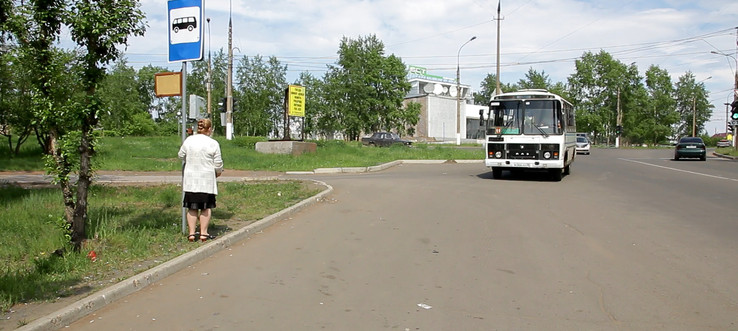 В новом месте ждать общественный транспорт приходится жителям улицы Баркова