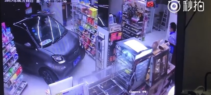 ВИДЕО: Китаец припарковался прямо в магазине