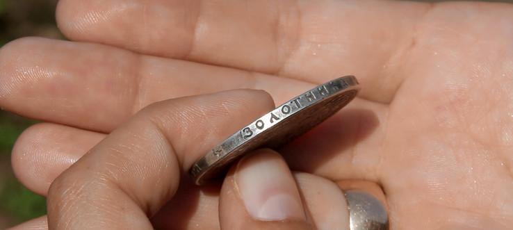 Братчанка нашла монету XIX века, когда вскапывала огород