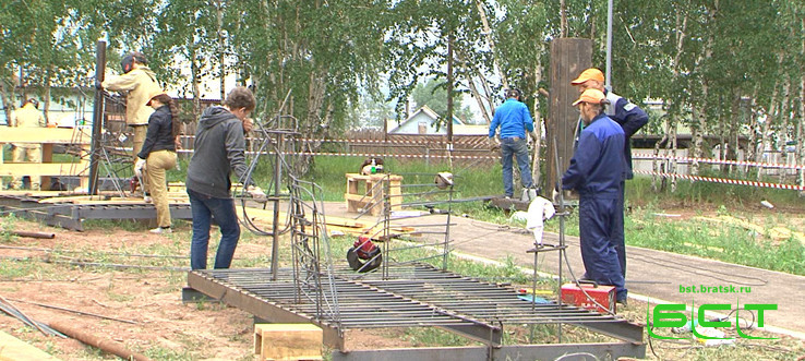 Участники Первого фестиваля бетонной скульптуры в Братске приступили к работе