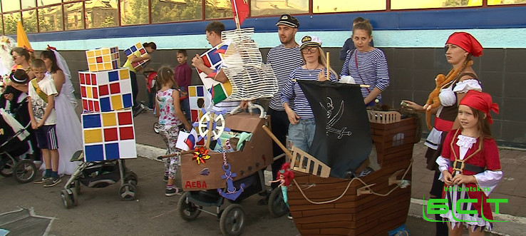 Участники «Парада колясок-2017» в Братске устроили «морской бой»