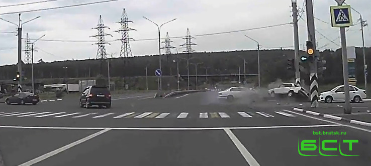 Стали известны обстоятельства аварии на перекрестке федеральной трассы и улицы Пихтовой