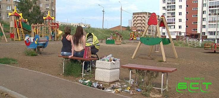 В 26 микрорайоне убирают мусор с детских площадок выборочно