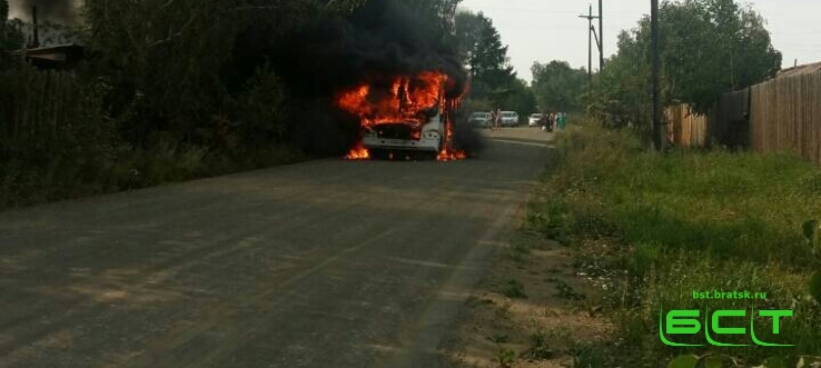 Дачный автобус загорелся вместе с пассажирами в Братске