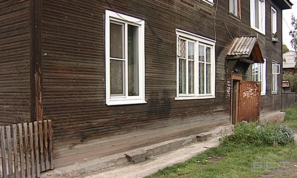 Восстановить просевший цоколь безуспешно пытаются жильцы дома на улице Островского