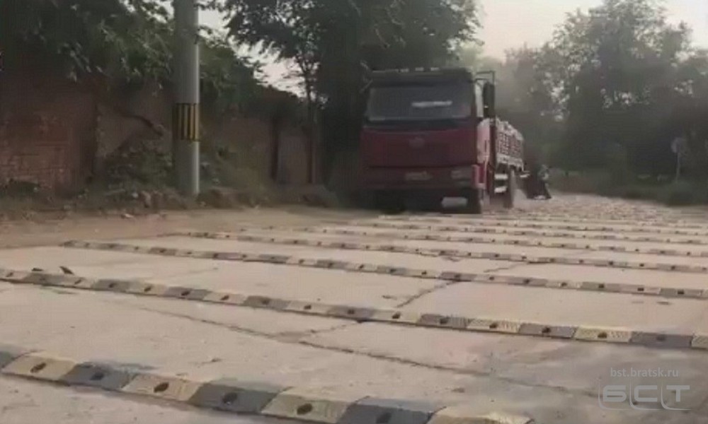 600 "лежачих полицейских" на километр дороги уложили в Китае