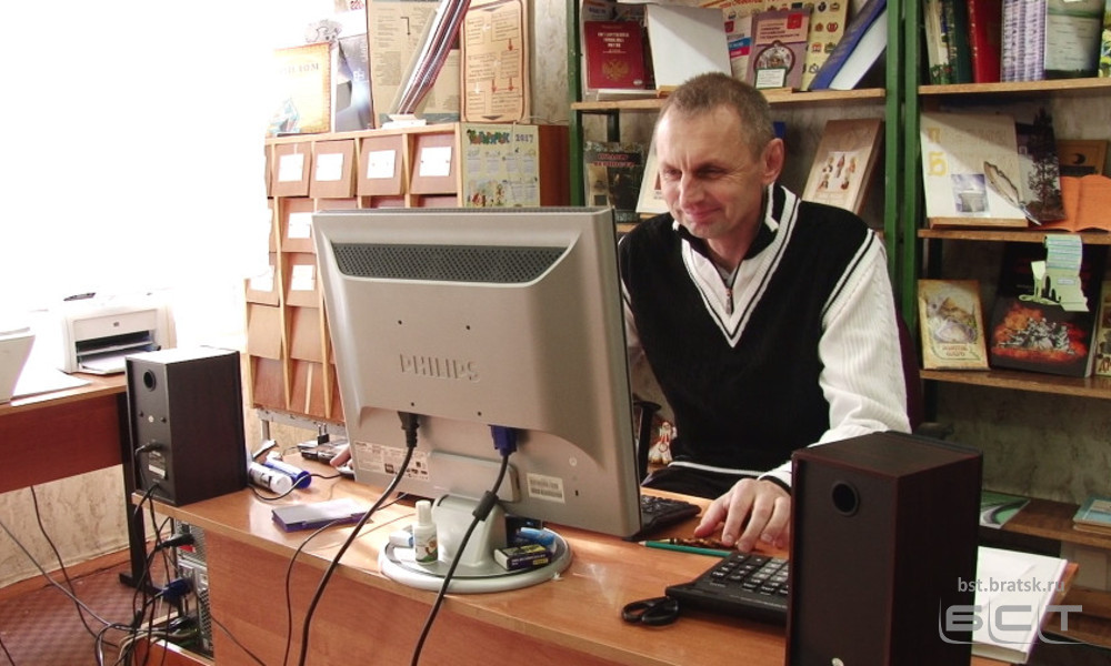 Библиотекарь-мужчина работает в одной из школ Братска