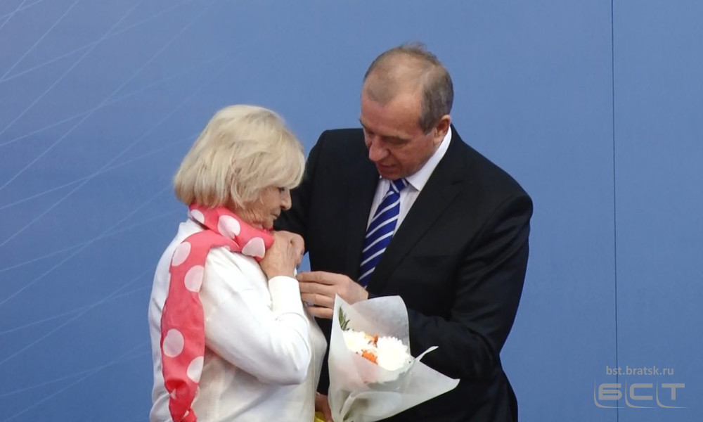 Сергей Левченко наградил почетных граждан знаками отличия в честь юбилея области