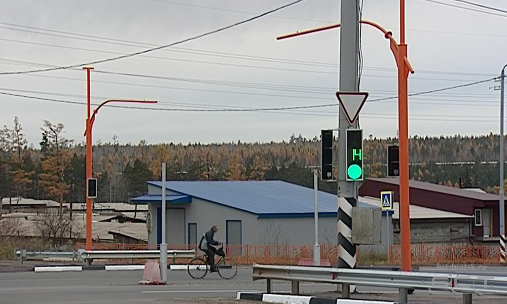Новые светофоры установили на городских перекрёстках с трассой «Вилюй»