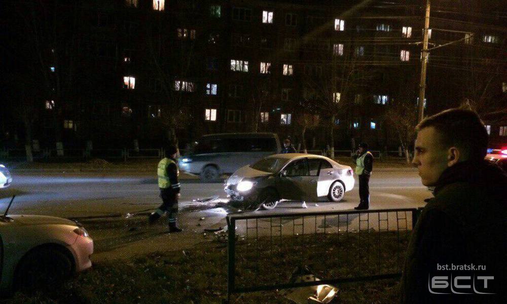 Три автомобиля столкнулись накануне на улице Обручева