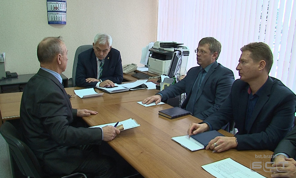 Представители Совета ветеранов встретились с министром жилищной политики региона Артуром Сулейменовым