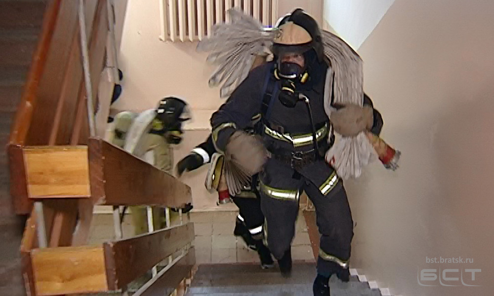 Чуть больше минуты ушло у пожарных, чтобы забраться в полной экипировке на десятый этаж администрации