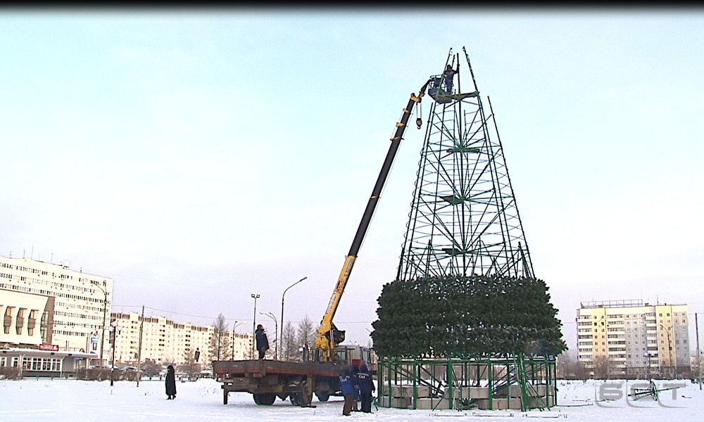 На центральной площади Братска устанавливают елку