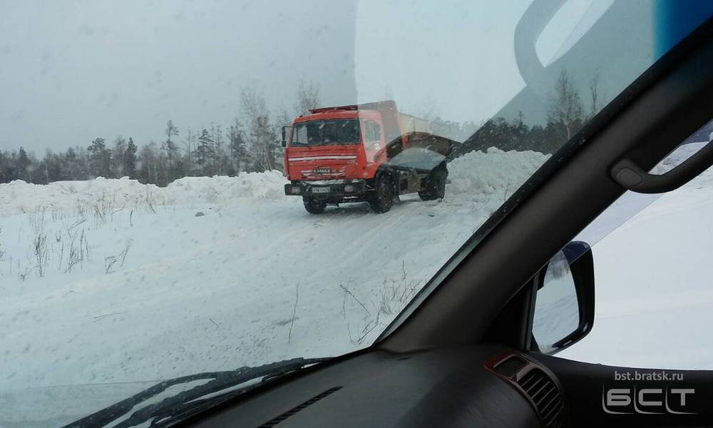 «Мобильный репортёр»: самосвалы не довозят снег до полигона и вываливают его возле объездной дороги в Энергетике