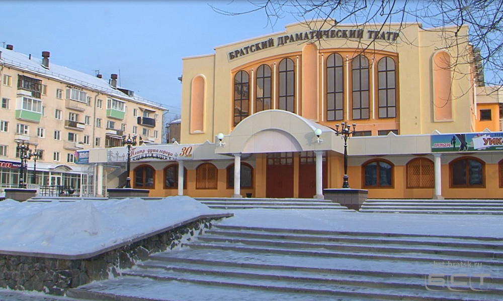 Здание и площадь драматического театра преобразились благодаря Группе "Илим"