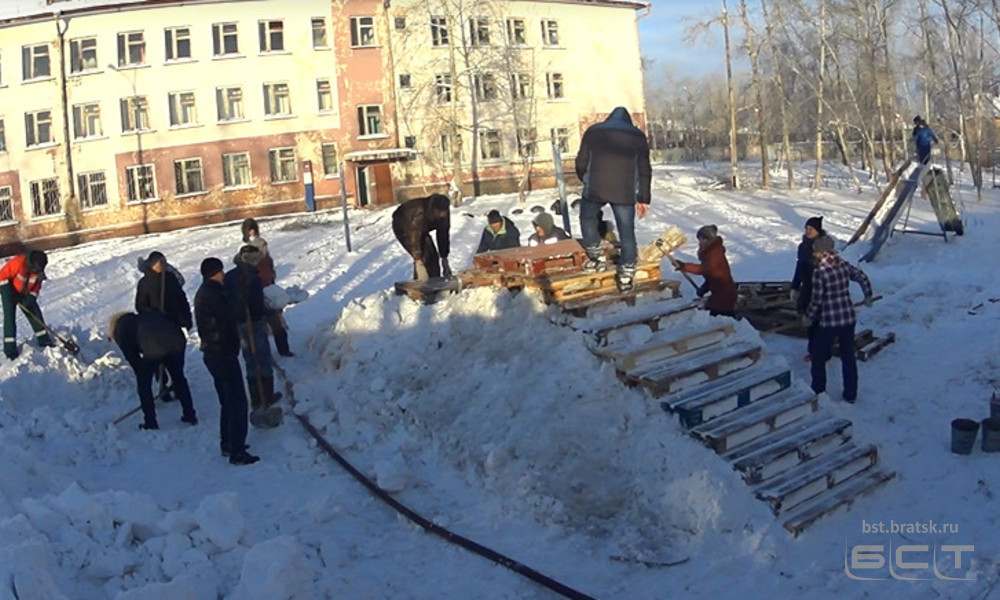 От чистого сердца. Волонтеры построили снежную горку во дворе коррекционной школы №27