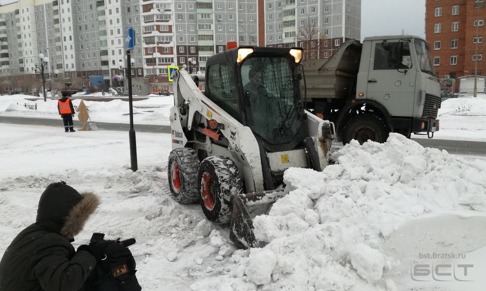 В Братске в уборке снега задействовано в два раза больше техники