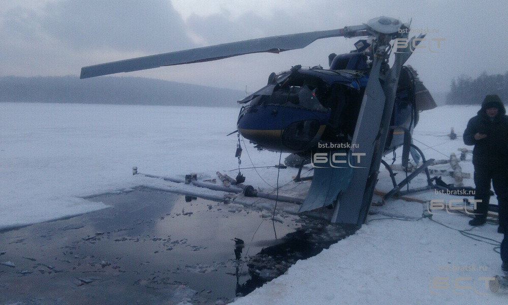 ФОТО и ВИДЕО: Упавший в Братском районе вертолёт подняли со дна водохранилища